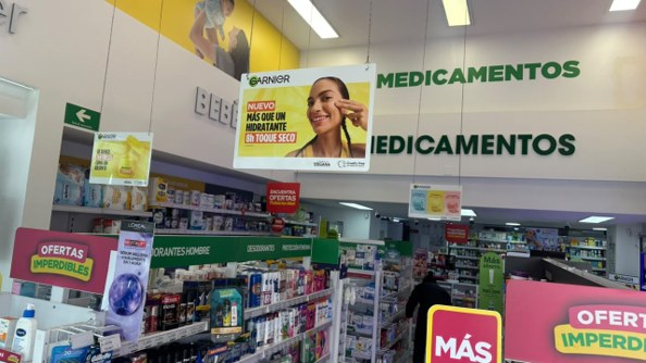 Colgante de Garnier Toque Seco instalado en una farmacia Cruz Verde